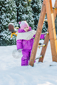 在冬季操场玩耍的小女图片