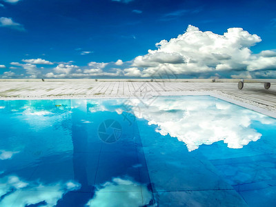 游泳池蓝天白云水面倒影图片
