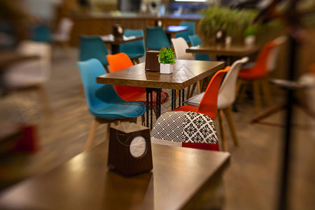 现代咖啡馆的内部在明亮的颜色的图片