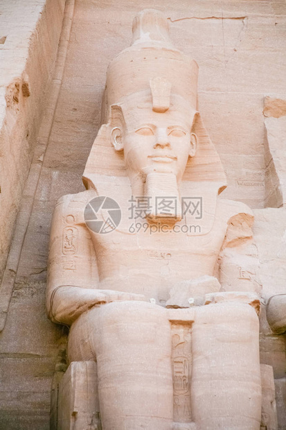 著名的埃及法老拉美西斯或拉美西斯二世大雕像位于阿布辛贝神庙的正面图片