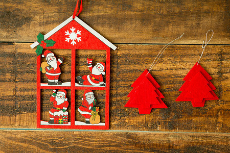 圣诞树和圣诞老人一起挂在家中图片