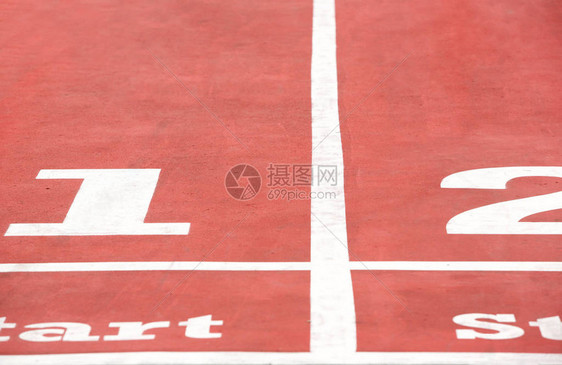 户外运动场上的红色跑道起跑线图片