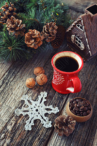 咖啡豆海报杯咖啡豆子松果和木本底的年新树装饰T背景