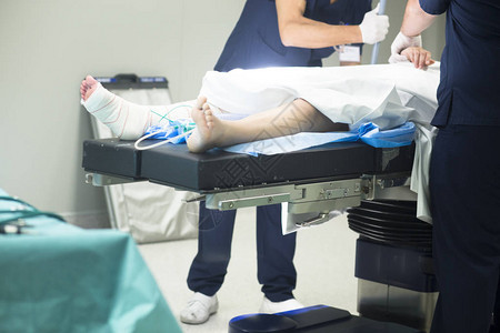 医院手术床和在手术室急诊室有腿部绷带手术的病图片