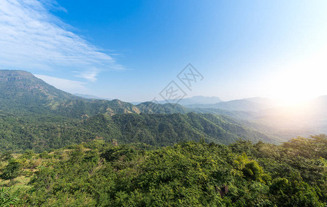 泰国有森林和阳光的风景山图片