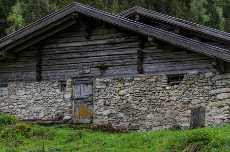 用石头和木头建造的大型山间小屋图片