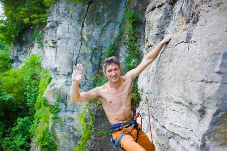 攀岩者使用绳索和设备攀登悬崖图片