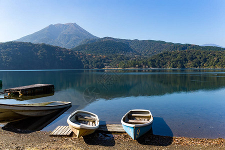 日本雾岛山和湖泊图片