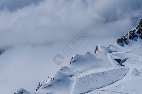 雪山和陡峭的悬崖图片