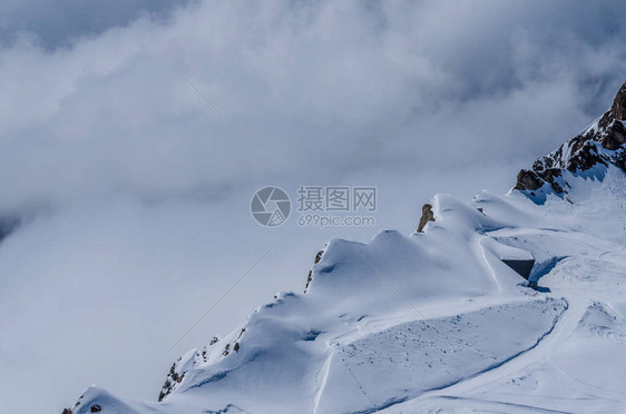 雪山和陡峭的悬崖图片