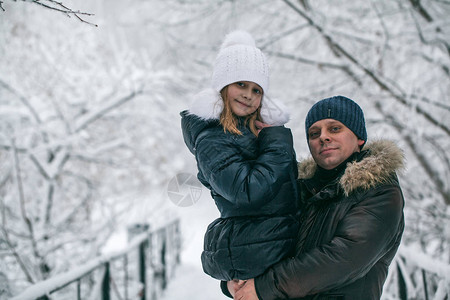 在温暖的冬天小女孩和爸一起图片