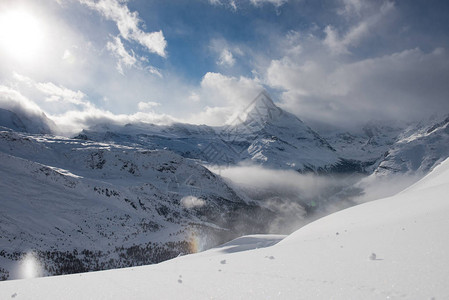 在美丽的冬日满是清新雪的威兹兰山物质高山物图片