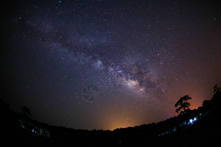Phitsanulok泰国PhuHinRongKla公园的银河和树木图片