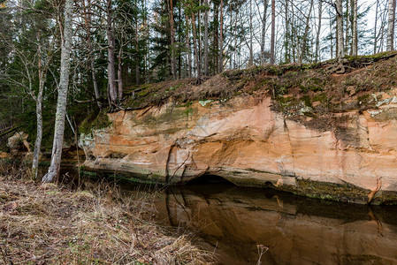 拉脱维亚河上的沙石悬崖图片