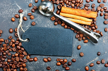 黑桌上的咖啡豆和空白标签图片