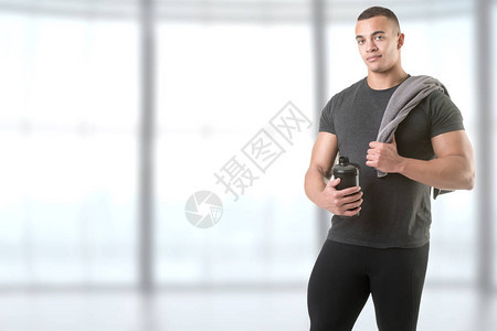 体操锻炼后男人在健身房里握图片