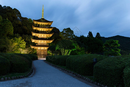 夜晚的琉璃光寺宝塔高清图片