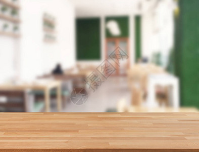 餐厅背景模糊的木制台面图片
