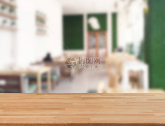 餐厅背景模糊的木制台面图片