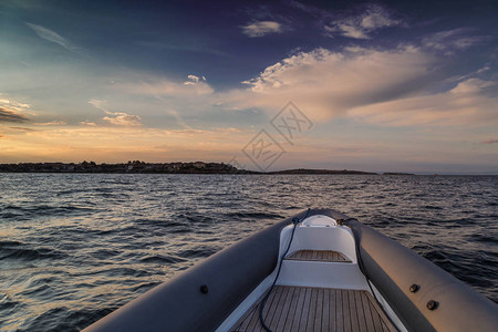 日落时海上快艇图片