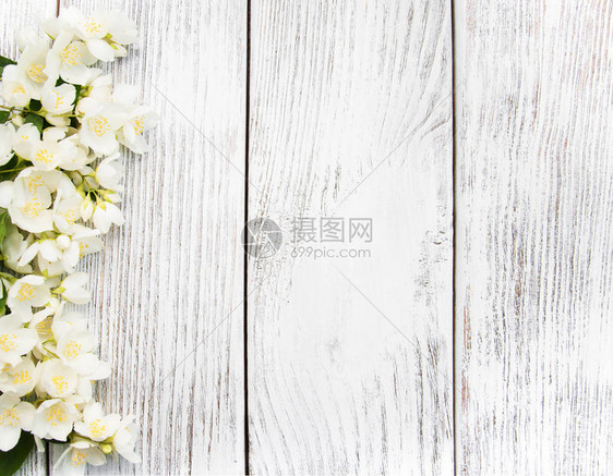 木质背景上的茉莉花边框图片