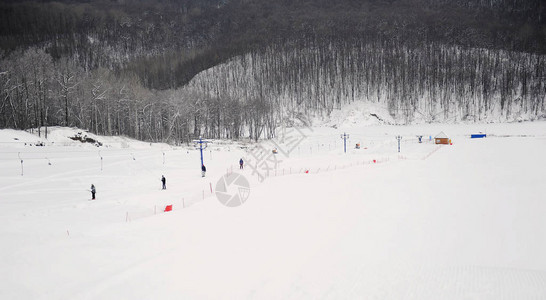 以冬季风景的单色背景滑雪斜坡图片