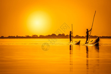 马达加斯Tsiribihina河日落时图片