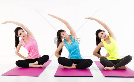 做瑜伽练习的愉快的少妇小组图片
