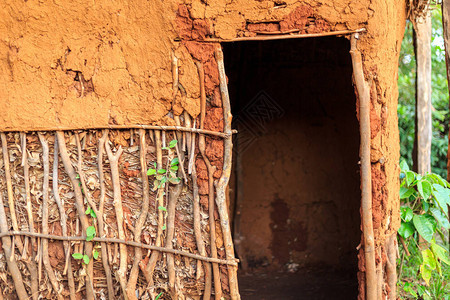 进入肯尼亚内罗毕非洲地区传统泥土屋入口图片