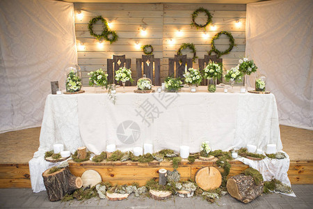 新鲜洋桔梗玫瑰花束组合物放在玻璃花瓶的桌子上婚礼新娘装饰昏暗的灯背景图片