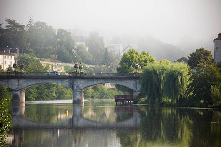 水与花法国Perigord镇的图片视图与Vez背景