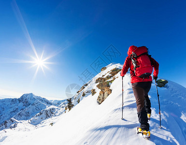 登山节极端的冬季运动登山者在阿尔卑斯山的雪峰顶部概念测定成功勇敢背景