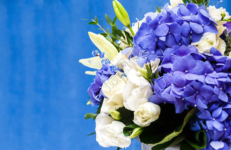 蓝皮带和白安息日的花束图片