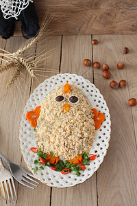 复活节沙拉儿童复活节餐会的创意食品艺术理念主题复活节小吃形有趣的小鸡装背景图片