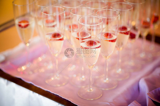 喜酒香槟传统敬酒邀请到新娘和图片