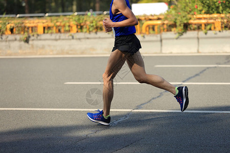 马拉松男跑步男子在城市公路上运背景图片
