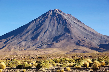 智利阿塔卡马沙漠中的Licancabur火山顶是智利和玻利维亚边界上的图片