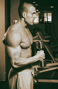 健身房里的肌肉帅哥图片