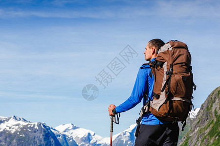 徒步旅行者背着包远足看山景挪威风景图片