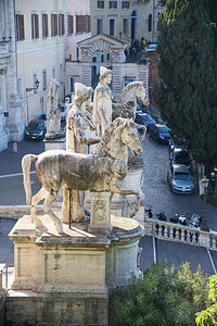 在意大利罗马国会广场前骑着马的图片