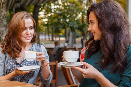 在街上咖啡馆喝咖啡的女孩背景图片