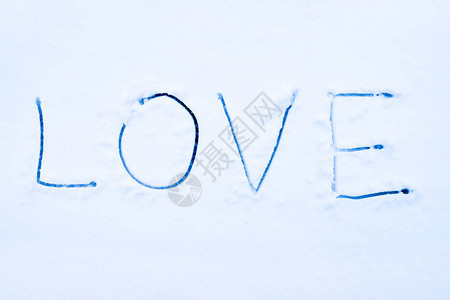爱字写在纯白的雪地上图片