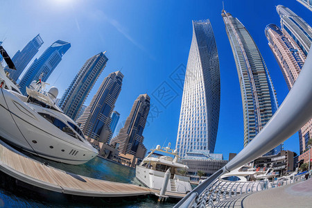 迪拜Marina与船只对抗阿拉伯联合酋长国迪拜摩天大楼的迪拜图片