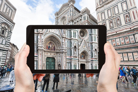 在佛罗伦萨大教堂的旅游正面图片