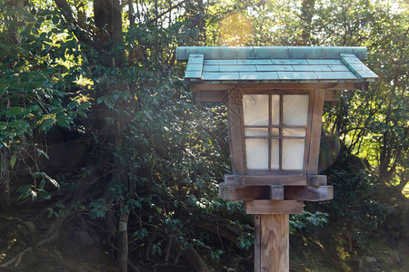 空荡的花园里的日式灯笼图片