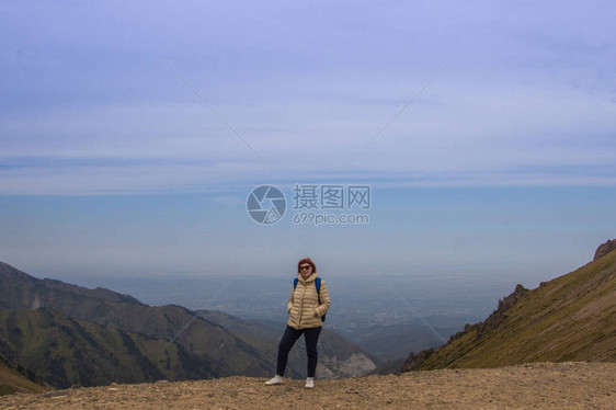 太阳镜中的老龄运动女站在塔加尔口图片