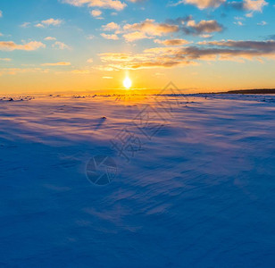 冬季的日落与风雪相伴冬天的日落图片