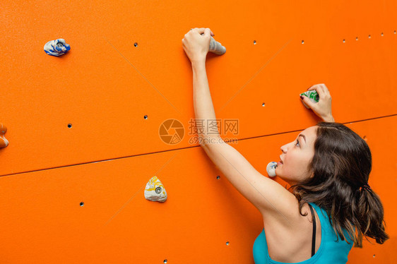 在巨石攀岩墙上开始的女登山图片