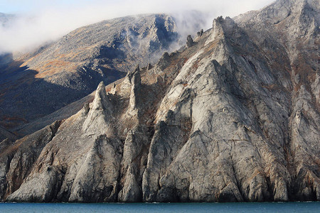 岩浆火山喷发与珊瑚礁一起图片