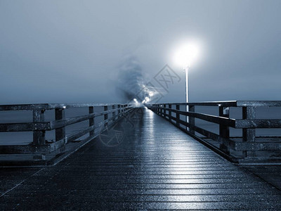 人鬼走在海上木码头的秋雾中图片